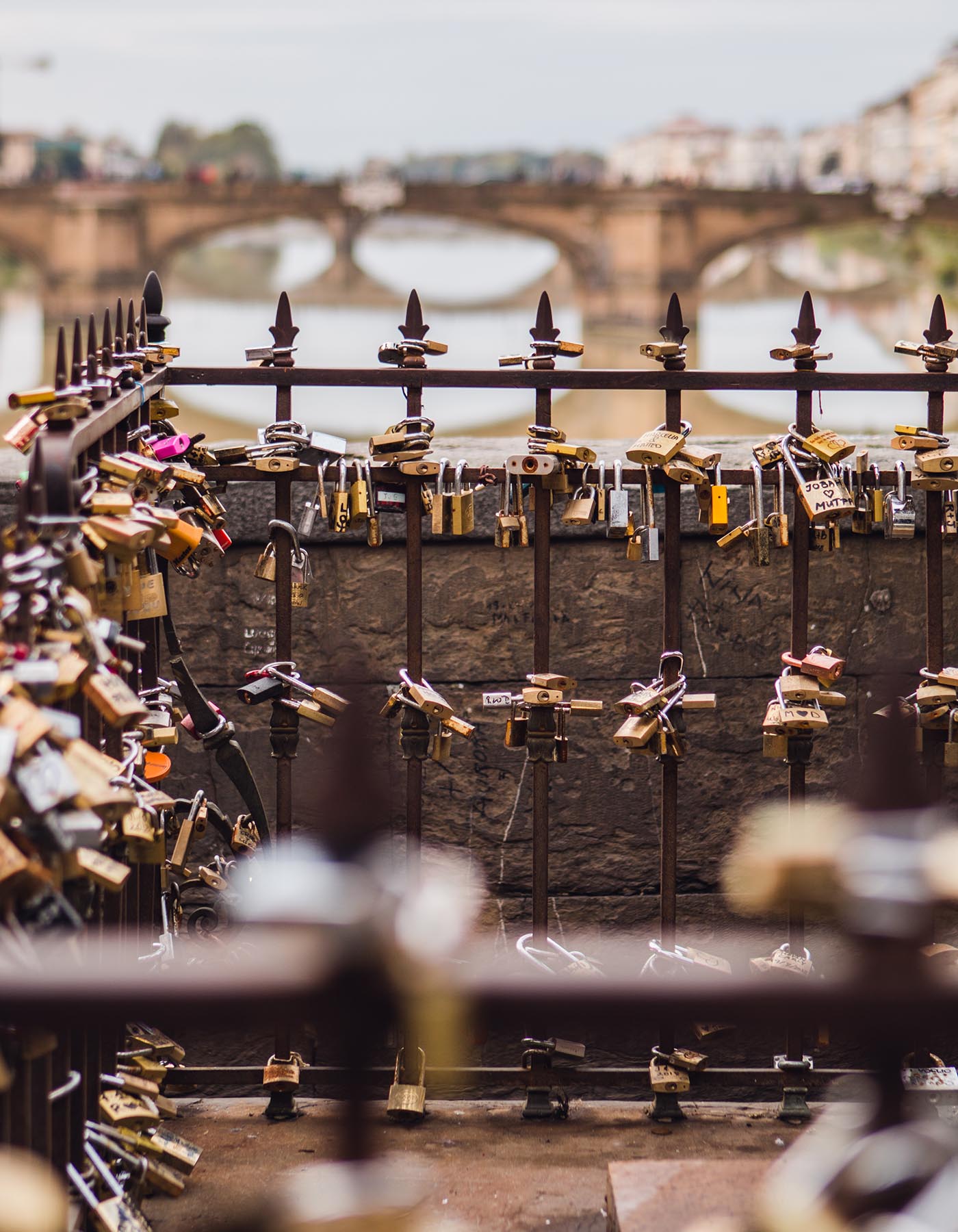 Detalle de los candados que pone la gente en el Ponte Vecchio