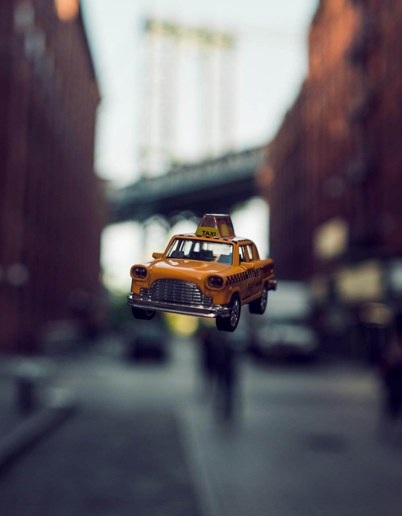 Taxi volando en frente del puente de Brooklyn
